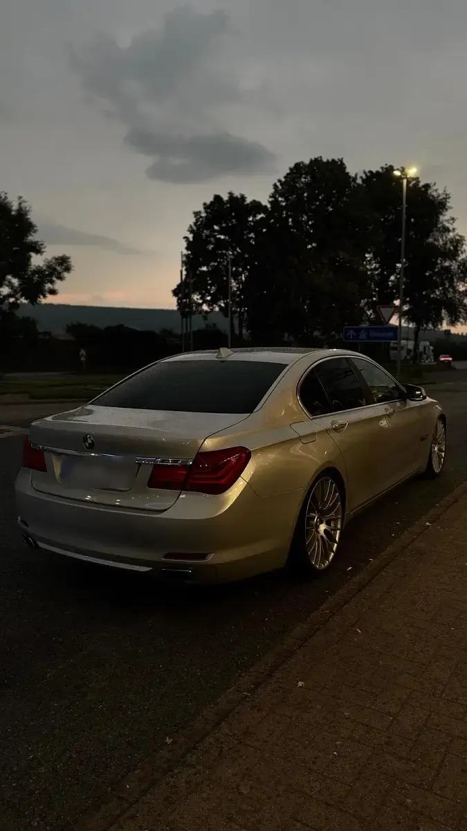 Gebraucht BMW 740 306 PS (225 kW) 2012 Silber Limousine
