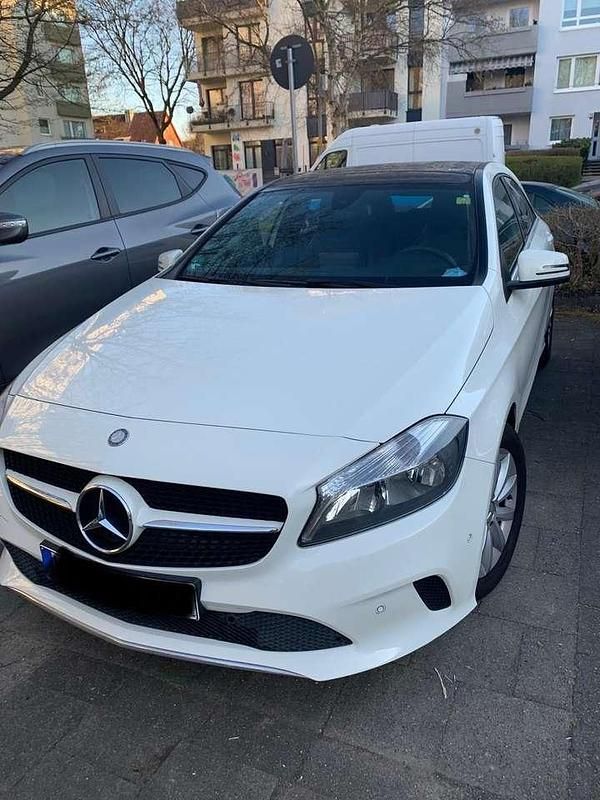 Weiß Gebraucht 2016 Mercedes 180 Limousine | 16.000 € (Guter Preis) - Bild 1/4