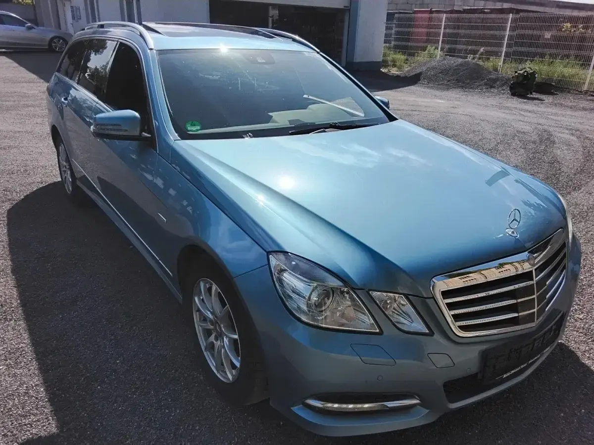 Gebraucht Mercedes E250 Avantgarde 204 PS (150 kW) 2011 Blau Kombi
