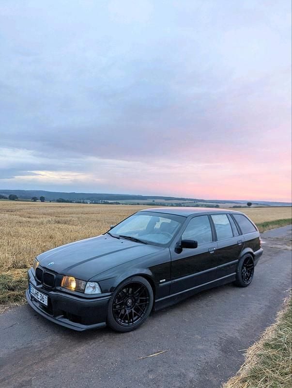 Schwarz Gebraucht 1998 BMW 323 Kombi | 5.100 € - Bild 1/4