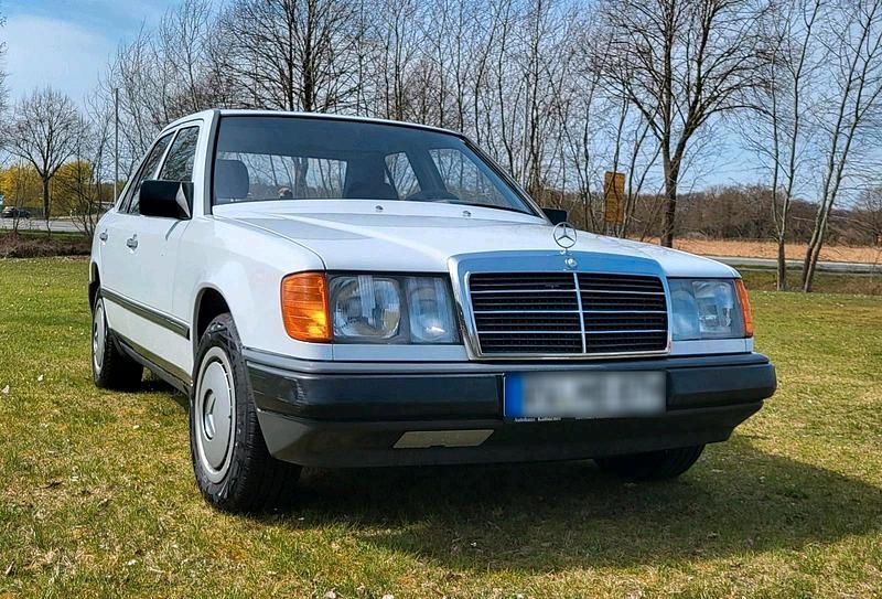 Second-hand Mercedes E230 132 CP (97 kW) 1987 Alb Berlinǎ