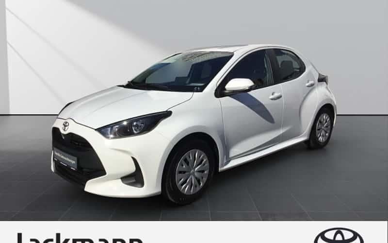 Weiß Gebraucht 2023 Toyota Yaris Comfort Limousine | 14.990 € (Fairer Preis) - Bild 1/4