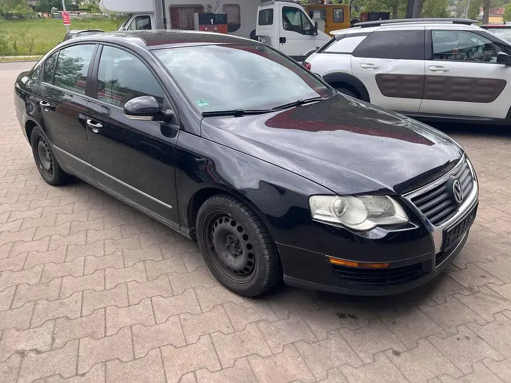 Second-hand VW Passat 105 CP (77 kW) 2005 Negru Berlinǎ