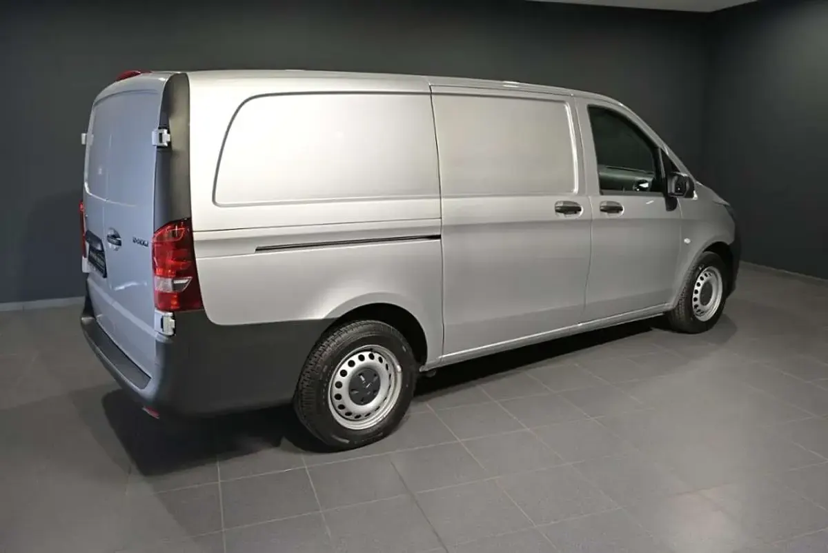 Gebraucht Mercedes Vito 136 PS (100 kW) 2023 Brillantsilber metallic Van