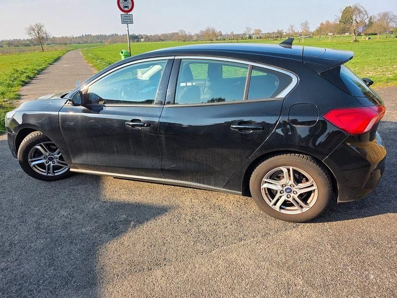 Gebraucht Ford Focus Cool & Connect 120 PS (88 kW) 2019 Schwarz Limousine