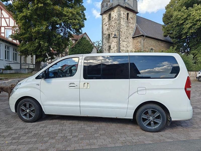 Weiß Gebraucht 2010 Hyundai H-1 Van / Kleinbus | 6.999 € - Bild 1/4