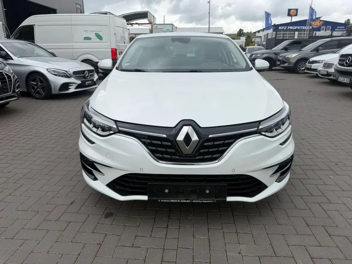 Gebraucht Renault Mégane Intens 94 PS (69 kW) 2021 Weiß Limousine