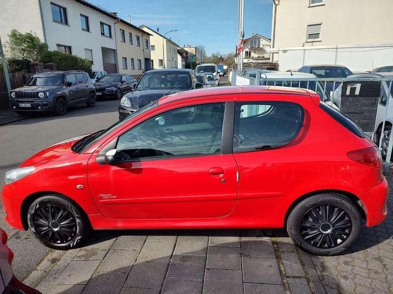 Gebraucht Peugeot 206 73 PS (53 kW) 2012 Farbe rot aden/flach standard Kleinwagen