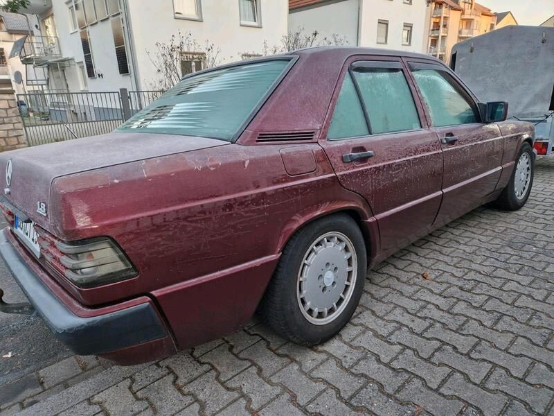 Rot Gebraucht 1992 Mercedes 190 Avantgarde Limousine | 6.500 € - Bild 1/4