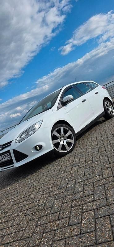 Gebraucht Ford Focus 101 PS (74 kW) 2014 Weiß Kombi