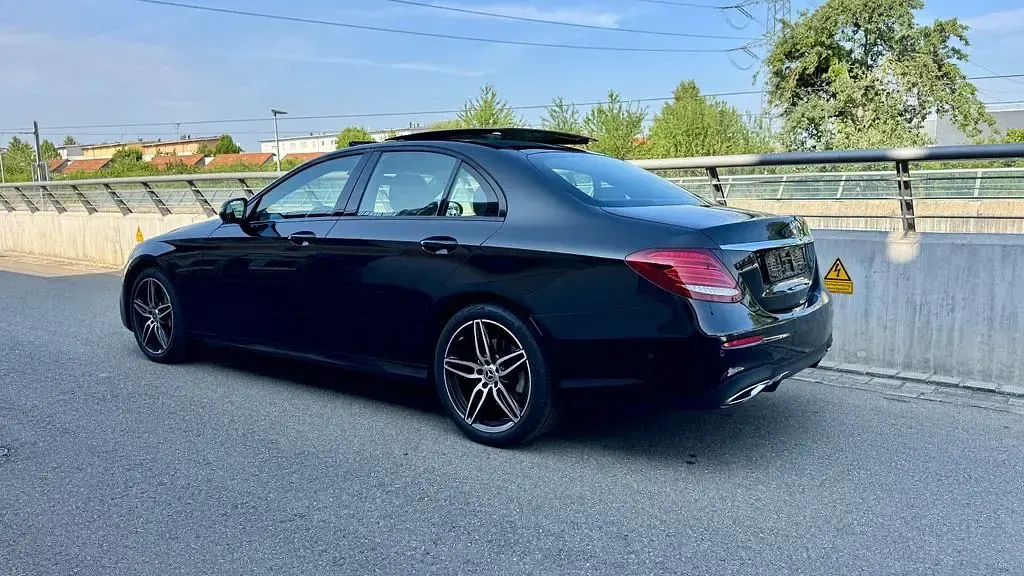 Gebraucht Mercedes E400 Night 340 PS (250 kW) 2020 Obsidianschwarzmetallic Limousine