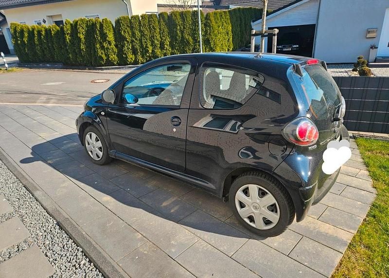 Schwarz Gebraucht 2011 Toyota Aygo Kleinwagen | 2.599 € (Fairer Preis) - Bild 1/4