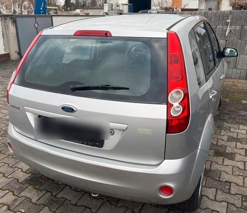 Gebraucht Ford Fiesta Ambiente 80 PS (58 kW) 2008 Silber Kleinwagen