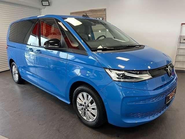 Medium blue metallic Gebraucht 2022 VW Multivan Van / Kleinbus | 49.440 € (Etwas zu teuer) - Bild 1/4