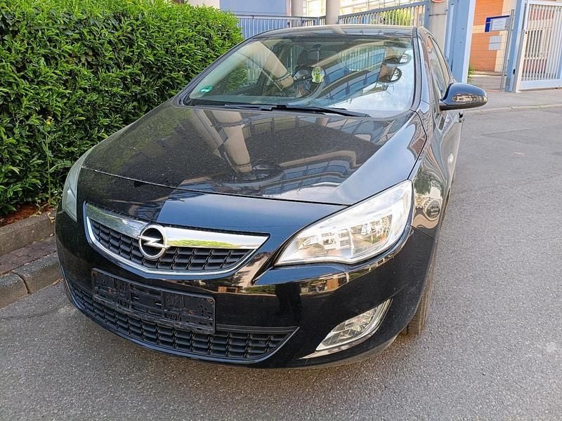 Second-hand Opel Astra 115 CP (84 kW) 2011 Negru Hatchback