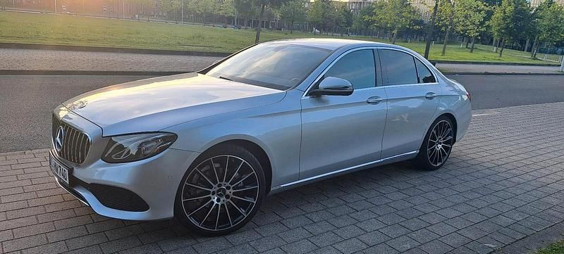 Silber Gebraucht 2018 Mercedes E200 AMG Limousine | 22.900 € (Fairer Preis) - Bild 1/4