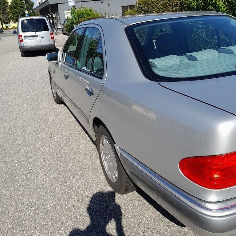 Gebraucht Mercedes E240 Elegance 170 PS (125 kW) 1999 Silber Limousine