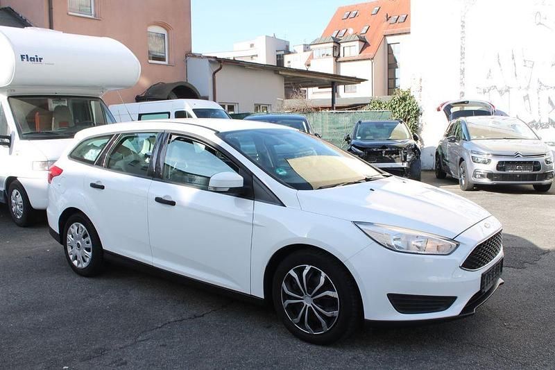 Gebraucht Ford Focus Ambiente 101 PS (74 kW) 2016 Weiß Limousine