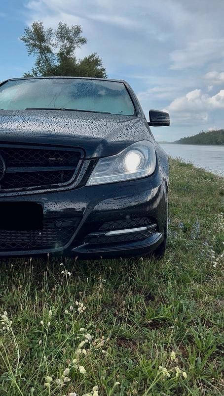 Schwarz Gebraucht 2011 Mercedes C200 Avantgarde Limousine | 10.399 € (Fairer Preis) - Bild 1/4