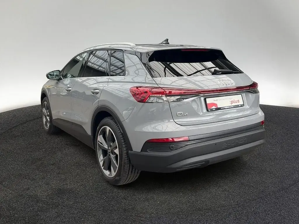 Second-hand Audi Q4 e-tron Ambiente 125 kW (170 CP) 2023 Gri SUV