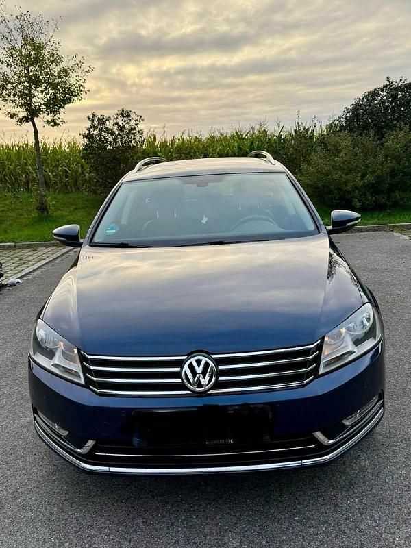 Blau Gebraucht 2014 VW Passat Kombi | 12.350 € - Bild 1/4