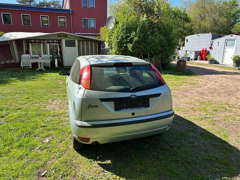 Second-hand Ford Focus 101 CP (74 kW) 2003 Argintiu Berlinǎ