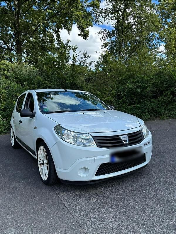 Weiß Gebraucht 2009 Dacia Sandero Kleinwagen | 2.600 € - Bild 1/4