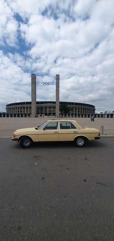 Gelb Gebraucht 1981 Mercedes E230 Limousine | 6.500 € - Bild 1/4