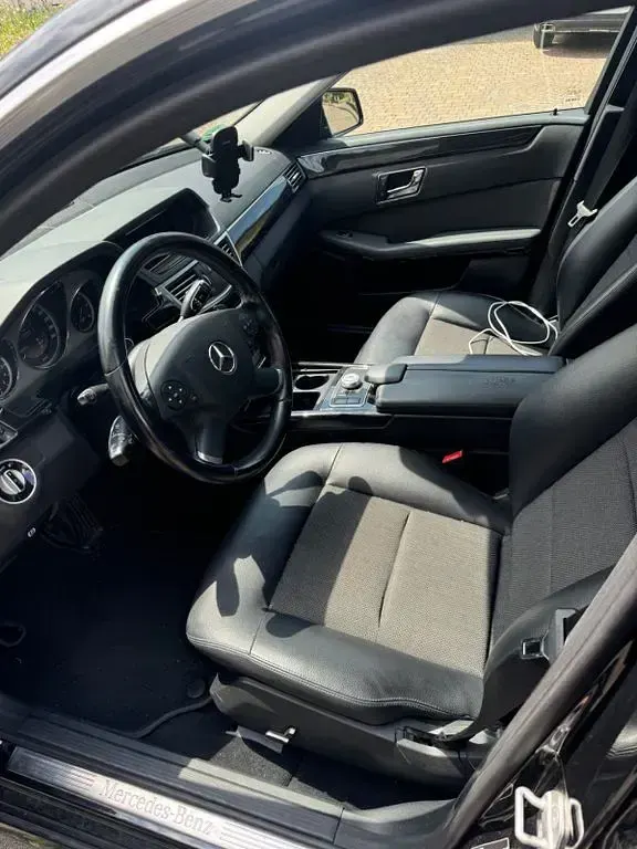Gebraucht Mercedes E220 Avantgarde 170 PS (125 kW) 2011 Schwarz Limousine
