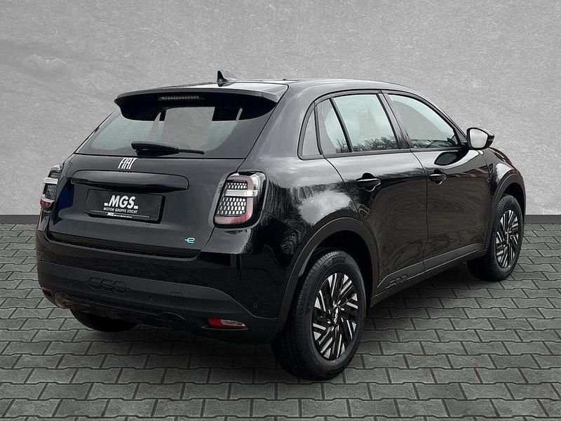 Neu Fiat 600E Red 114 kW (156 PS) 2025 Schwarz SUV