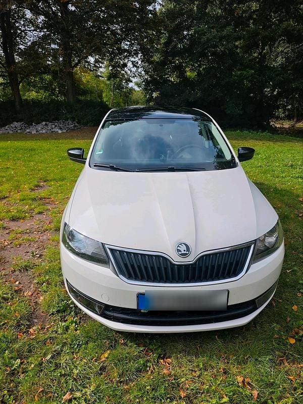 Weiß Gebraucht 2014 Skoda Rapid Kleinwagen | 4.999 € - Bild 1/4