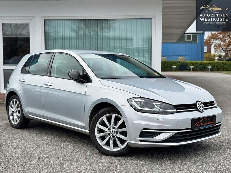 Reflexsilber metallic Gebraucht 2019 VW Golf VII IQ Drive Limousine | 17.475 € (Fairer Preis) - Bild 1/4