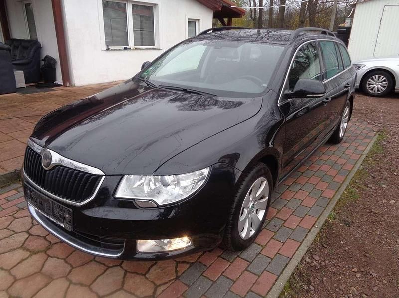 Schwarz Gebraucht 2012 Skoda Superb Kombi | 7.890 € (Guter Preis) - Bild 1/4