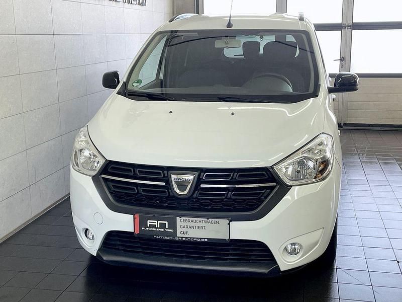 Gebraucht Dacia Lodgy Comfort 116 PS (85 kW) 2021 Weiß Van / Kleinbus