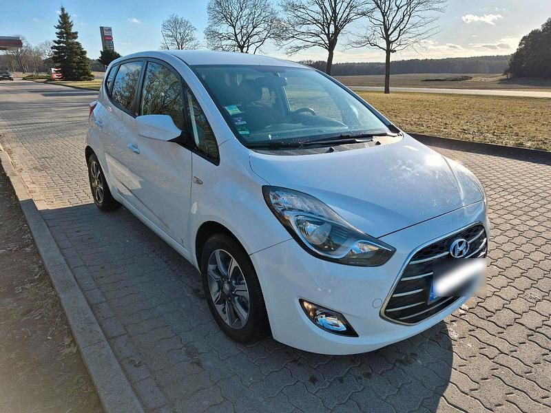 Gebraucht Hyundai ix20 90 PS (66 kW) 2016 Weiß Kleinwagen