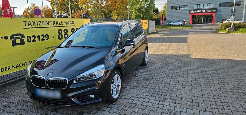 Braun Gebraucht 2016 BMW 218 Van / Kleinbus | 15.500 € (Teuer) - Bild 1/4