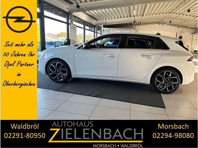 Weiss Gebraucht 2022 Opel Astra Elegance Limousine | 25.500 € (Teuer) - Bild 1/4