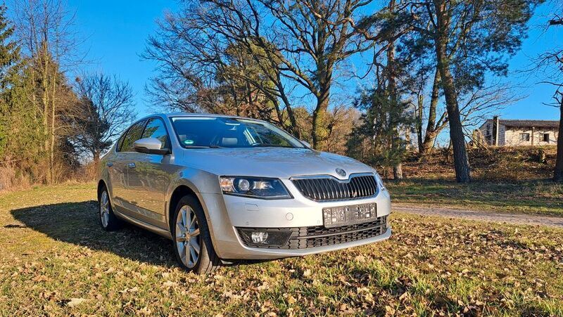 Silber Gebraucht 2013 Skoda Octavia Elegance Limousine | 10.490 € (Teuer) - Bild 1/4