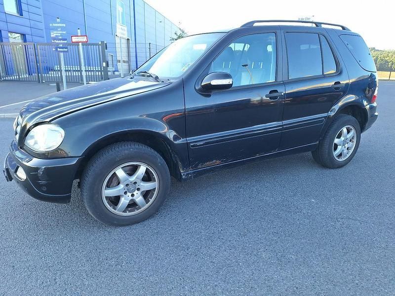 Schwarz Gebraucht 2003 Mercedes ML270 SUV | 3.900 € (Superpreis) - Bild 1/4