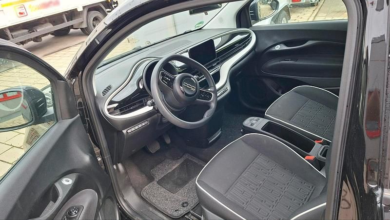 Gebraucht Fiat 500e Action 69 kW (95 PS) 2023 Schwarz Kleinwagen