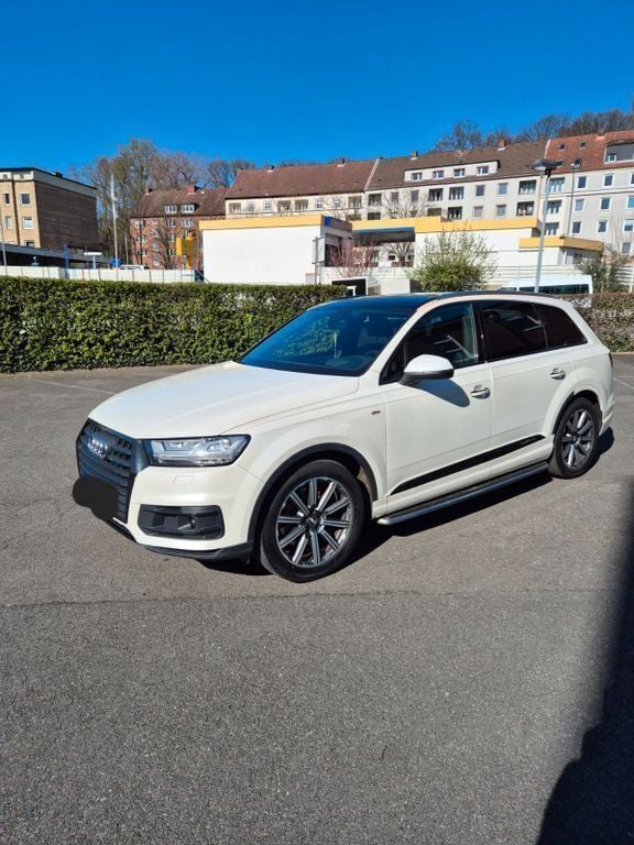 Schwarz Gebraucht 2017 Audi Q7 Comfort SUV | 25.000 € - Bild 1/4