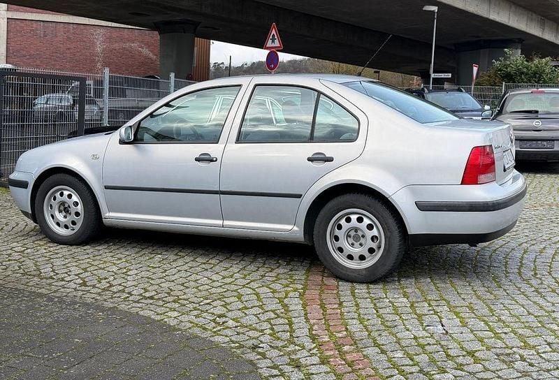Second-hand VW Bora 116 CP (85 kW) 2000 Argintiu Berlinǎ