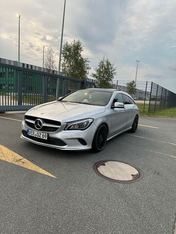Silber Gebraucht 2017 Mercedes CLA220 Shooting Brake Kombi | 14.000 € (Fairer Preis) - Bild 1/4