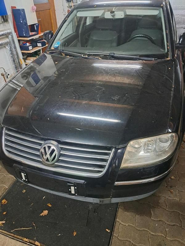 Schwarz Gebraucht 2004 VW Passat Kombi | 1.899 € (Guter Preis) - Bild 1/4