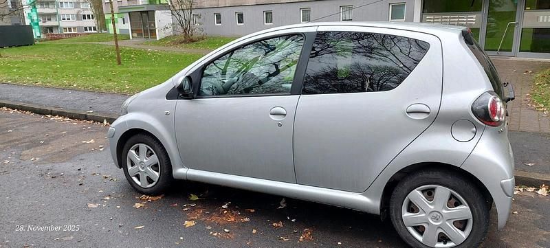 Silber Gebraucht 2011 Toyota Aygo Kleinwagen | 4.850 € (Fairer Preis) - Bild 1/4