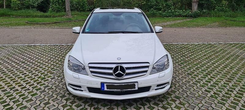 Weiß Gebraucht 2010 Mercedes C200 Limousine | 5.700 € (Superpreis) - Bild 1/4