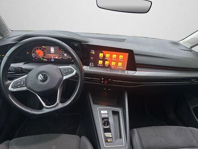 Gebraucht VW Golf VII Style 150 PS (110 kW) 2021 Limonengelb metallic (metallic) Limousine