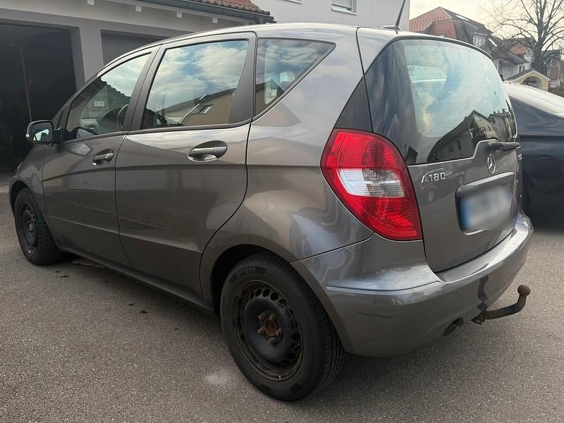 Gebraucht Mercedes A180 109 PS (80 kW) 2011 Braun Limousine