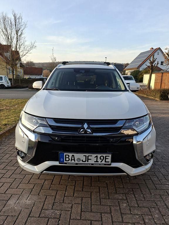 Gebraucht Mitsubishi Outlander P-HEV Plus 203 PS (149 kW) 2017 Weiß SUV