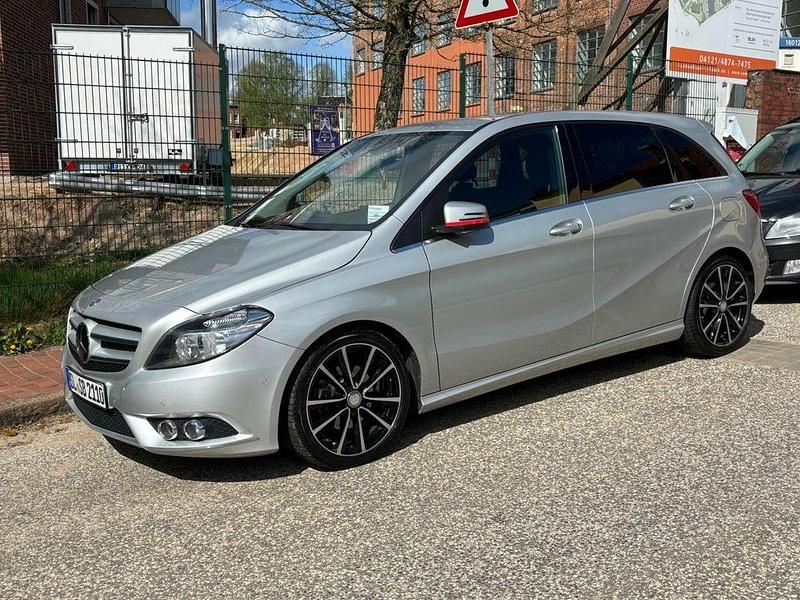 Silber Gebraucht 2013 Mercedes B180 Van / Kleinbus | 9.499 € (Superpreis) - Bild 1/4
